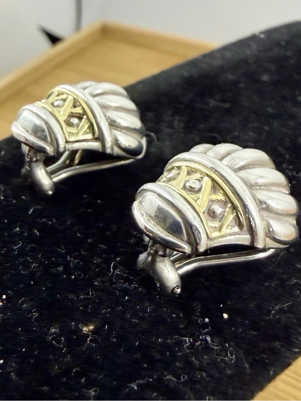 LAGOS CAVIAR Sterling & 18K Yellow Gold Ribbon Dome Criss Cross Post Earrings - Picture 5 of 12